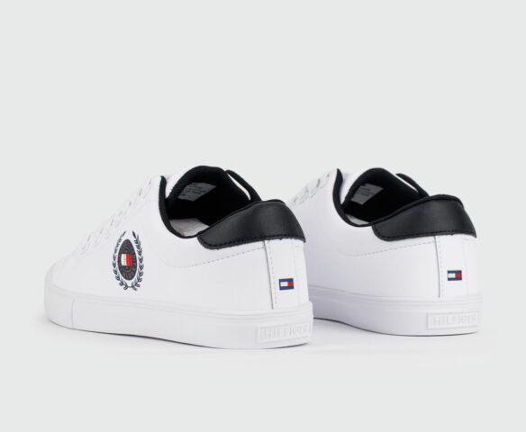 Tommy Hilfiger Varsity 𝗱𝗲𝘀𝗶𝗴𝗻 𝗺𝗼𝗱𝗲𝗿𝗻𝗲 𝗲𝘁 𝗿𝗮𝗳𝗳𝗶𝗻é, 𝗰𝗼𝗻ç𝘂𝗲 𝗽𝗼𝘂𝗿 𝗹𝗲𝘀 𝗮𝗺𝗮𝘁𝗲𝘂𝗿𝘀 𝗱𝗲 𝘀𝘁𝘆𝗹𝗲 𝗰𝗵𝗶𝗰 𝗲𝘁 𝘂𝗿𝗯𝗮𝗶𝗻.