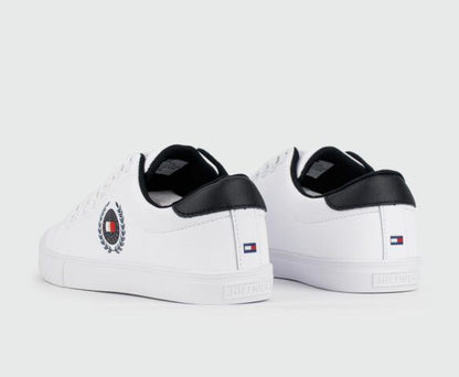 Tommy Hilfiger Varsity 𝗱𝗲𝘀𝗶𝗴𝗻 𝗺𝗼𝗱𝗲𝗿𝗻𝗲 𝗲𝘁 𝗿𝗮𝗳𝗳𝗶𝗻é, 𝗰𝗼𝗻ç𝘂𝗲 𝗽𝗼𝘂𝗿 𝗹𝗲𝘀 𝗮𝗺𝗮𝘁𝗲𝘂𝗿𝘀 𝗱𝗲 𝘀𝘁𝘆𝗹𝗲 𝗰𝗵𝗶𝗰 𝗲𝘁 𝘂𝗿𝗯𝗮𝗶𝗻.