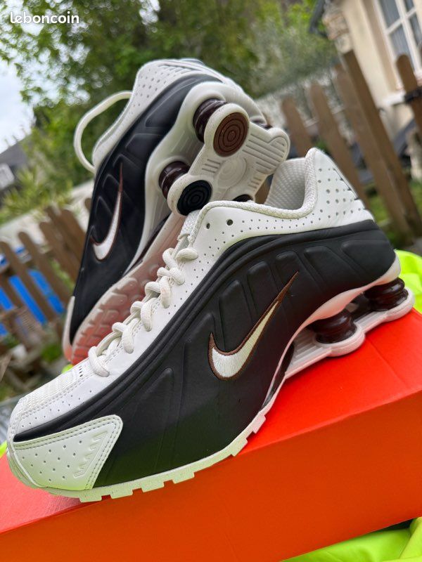 NIKE SHOX R4