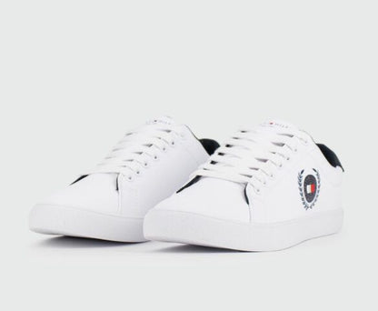 Tommy Hilfiger Varsity 𝗱𝗲𝘀𝗶𝗴𝗻 𝗺𝗼𝗱𝗲𝗿𝗻𝗲 𝗲𝘁 𝗿𝗮𝗳𝗳𝗶𝗻é, 𝗰𝗼𝗻ç𝘂𝗲 𝗽𝗼𝘂𝗿 𝗹𝗲𝘀 𝗮𝗺𝗮𝘁𝗲𝘂𝗿𝘀 𝗱𝗲 𝘀𝘁𝘆𝗹𝗲 𝗰𝗵𝗶𝗰 𝗲𝘁 𝘂𝗿𝗯𝗮𝗶𝗻.