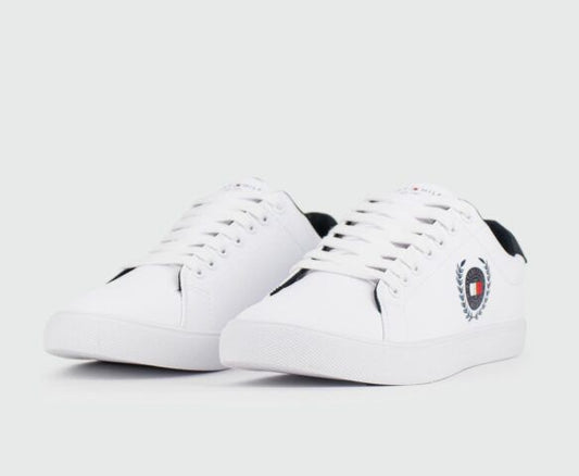 Tommy Hilfiger Varsity 𝗱𝗲𝘀𝗶𝗴𝗻 𝗺𝗼𝗱𝗲𝗿𝗻𝗲 𝗲𝘁 𝗿𝗮𝗳𝗳𝗶𝗻é, 𝗰𝗼𝗻ç𝘂𝗲 𝗽𝗼𝘂𝗿 𝗹𝗲𝘀 𝗮𝗺𝗮𝘁𝗲𝘂𝗿𝘀 𝗱𝗲 𝘀𝘁𝘆𝗹𝗲 𝗰𝗵𝗶𝗰 𝗲𝘁 𝘂𝗿𝗯𝗮𝗶𝗻.